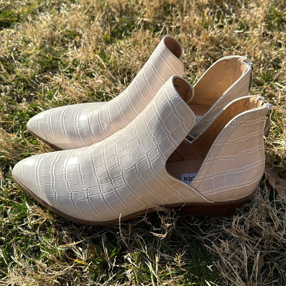 STEVE MADDEN Cream Tan Croc-Embossed Cutout Booties, Size 9 - Picture 3 of 8